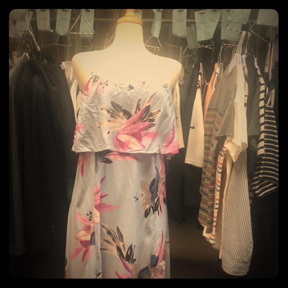 Long beautiful maxi dress made by O’Neill.